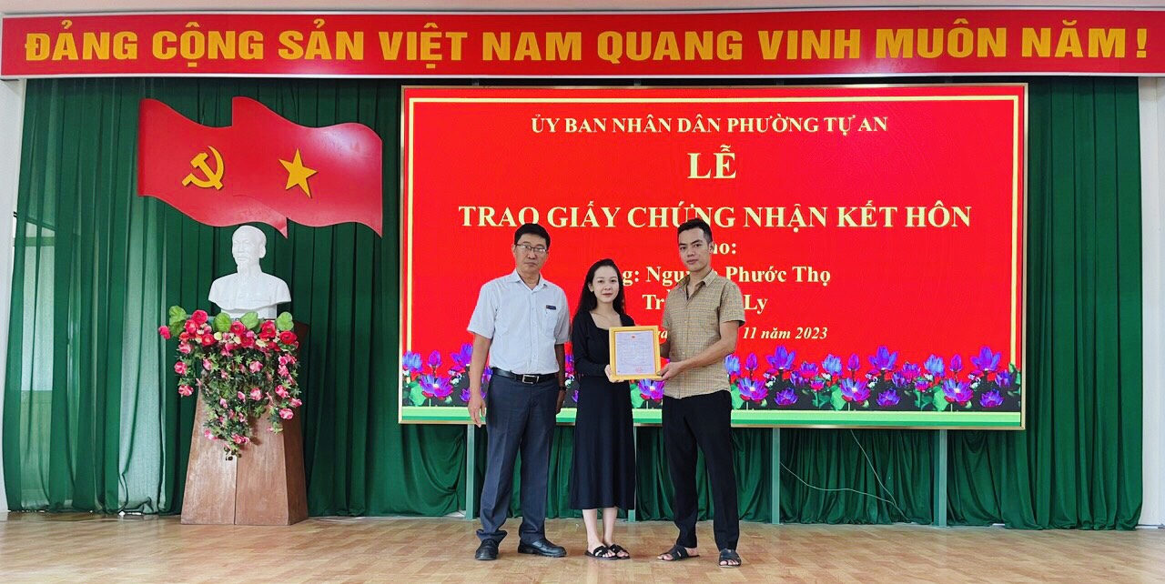 Ủy ban nhân dân phường tổ chức lễ trao giấy chứng nhận  kết hôn cho công dân